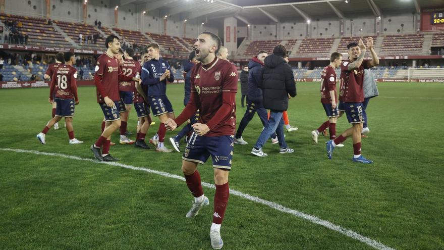 Chiqui celebra la victoria al final del partido junto a otros jugadores granates.