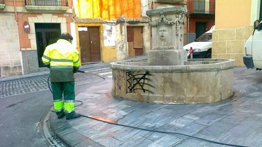 Alcoy cierra un plan de limpieza de grafitis en espacios públicos y edificios