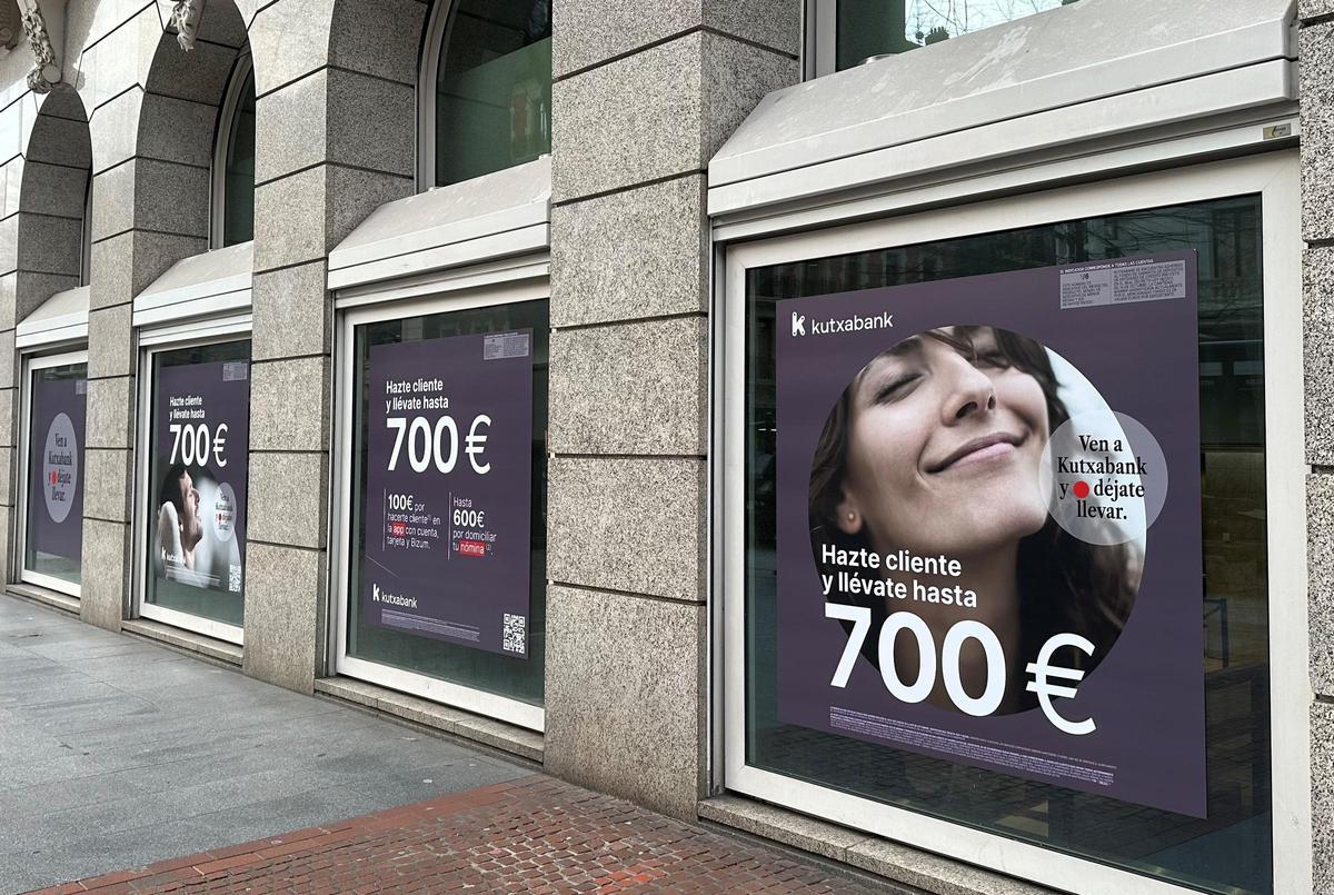 Publicidad de la campaña 'Hazte Cliente 700' de Kutxabank.