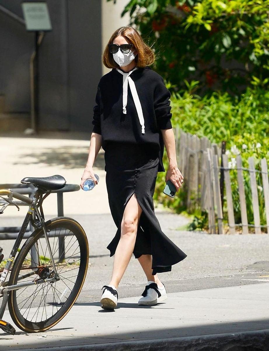 Olivia Palermo con sudadera, falda midi y zapatillas