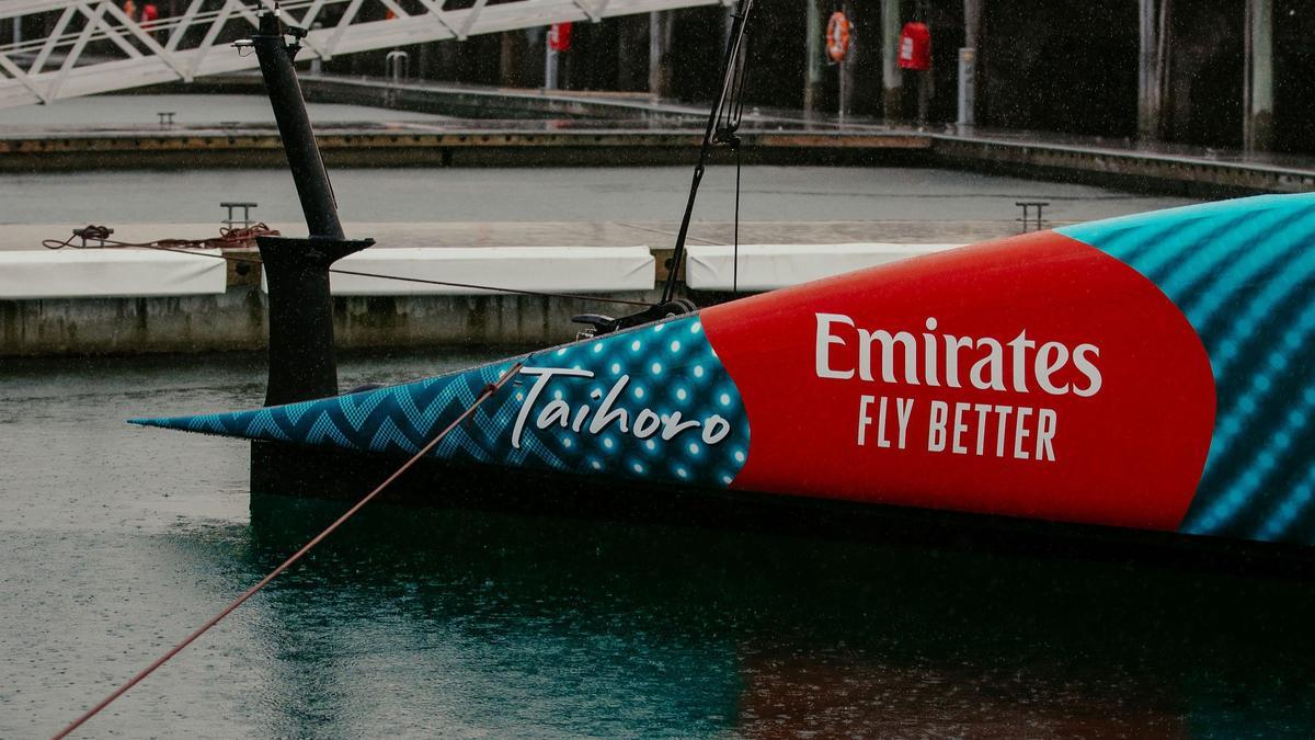 El 'Taihoro' del equipo Emirates Team New Zealand de la Copa América de vela, ya en el agua de la bahía de Auckland, el jueves 18 de abril.