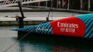 El Taihoro del equipo Emirates Team New Zealand de la Copa América de vela, ya en el agua de la bahía de Auckland, el jueves 18 de abril.