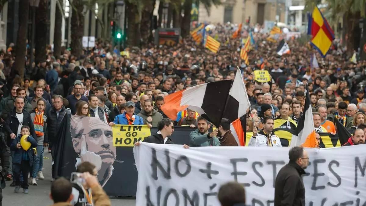 Cerca de 20.000 valencianistas marchan contra Peter Lim y la política con el Nou Mestalla