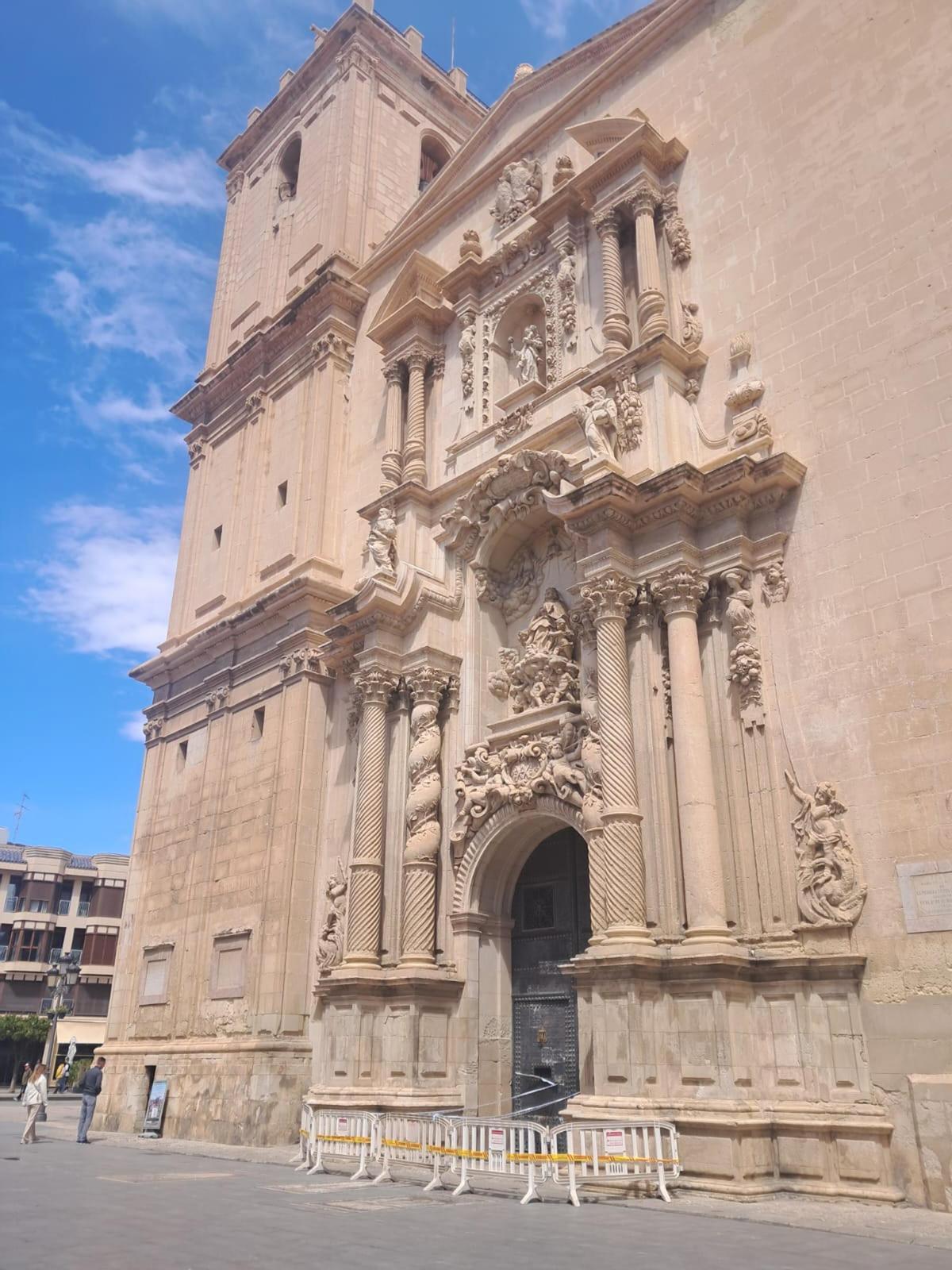 La Puerta Mayor de Santa María acordonada, a primeras horas de la tarde de este miércoles.