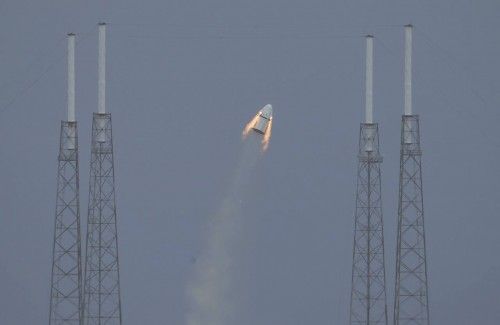 La cápsula no tripulada SpaceX Dragón Crew despega de la plataforma de lanzamiento