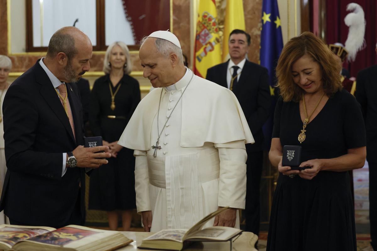 Francina Armengol recibe al papa León XIV en el Congreso de los Diputados