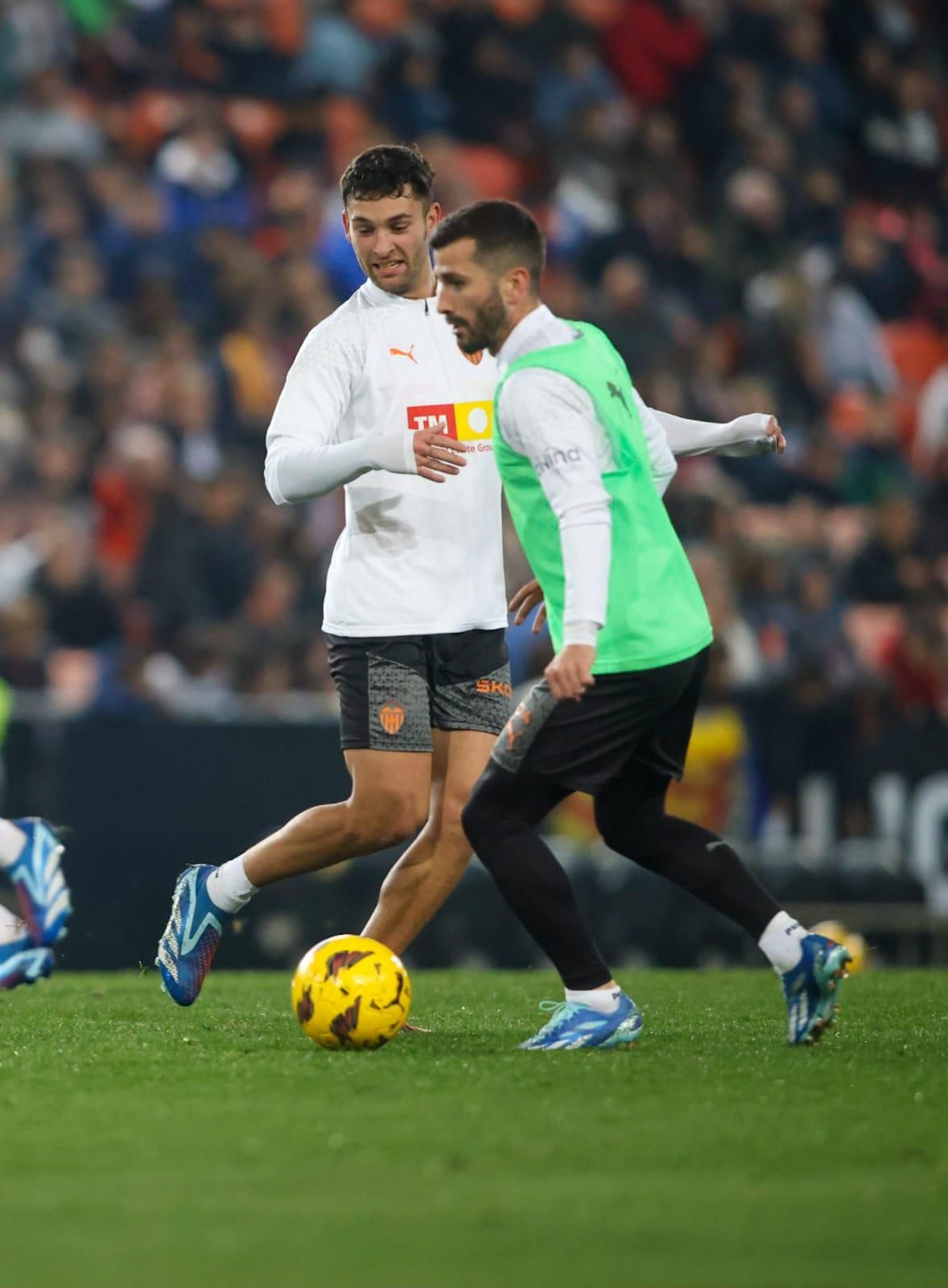 La afición se vuelca con el Valencia CF en el entrenamiento de Mestalla