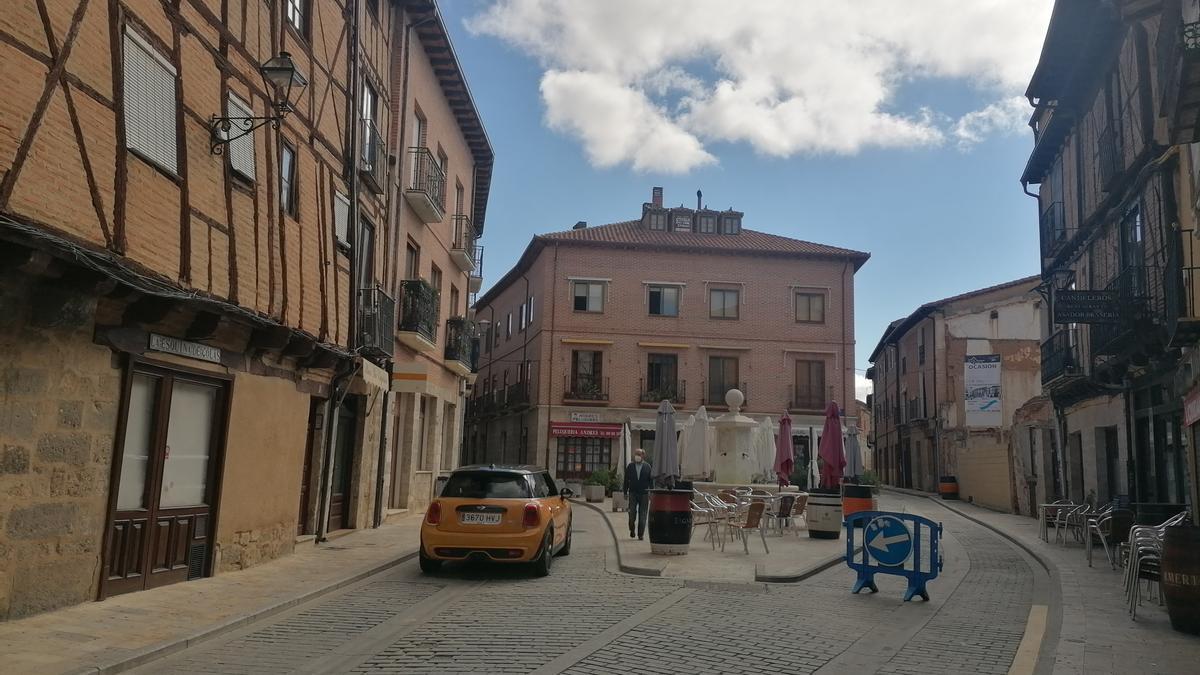 Acceso a la calle Candeleros que permanece cortado con una señal