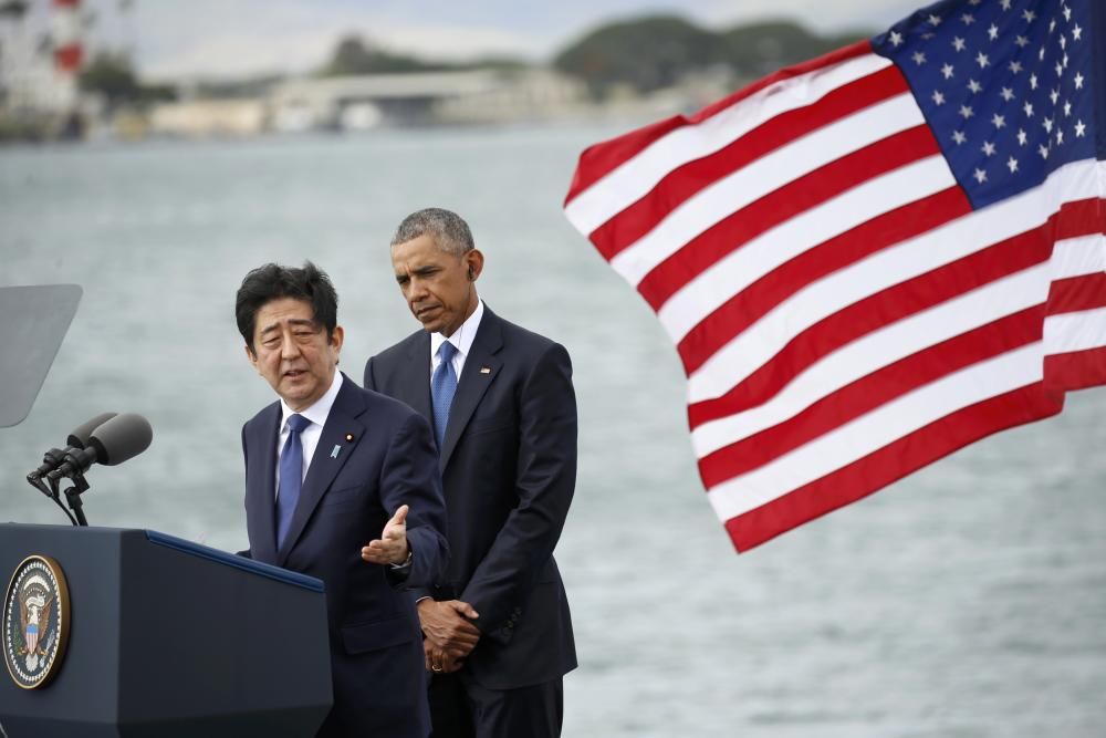 Obama y Shinzo Abe visitan Pearl Harbor