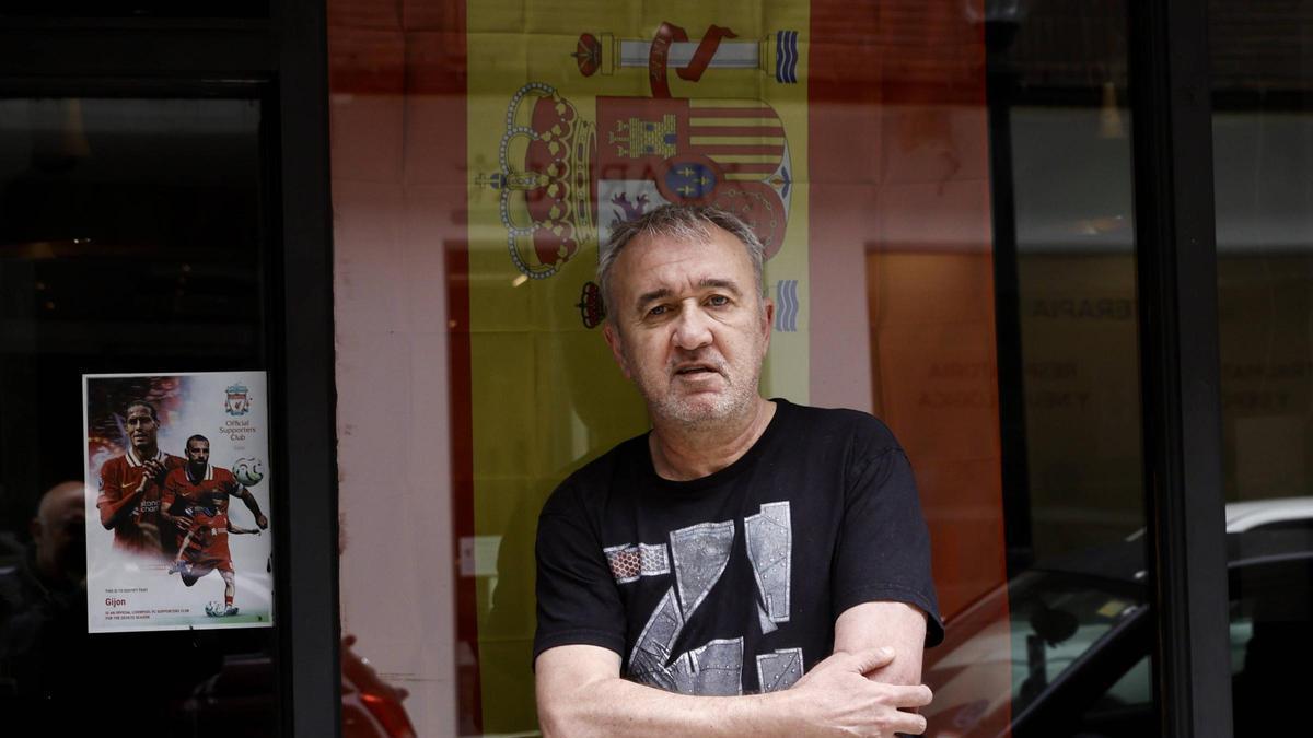 Juanele, ante una bandera de España, en Gijón.