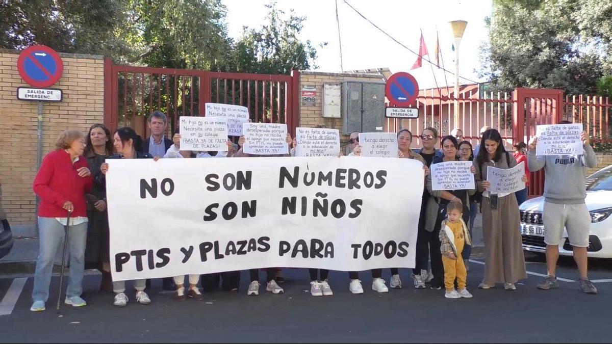 Fotografía de la última manifestación de las familias del CERP San Jerónimo para reclamar la ampliación de plazas.