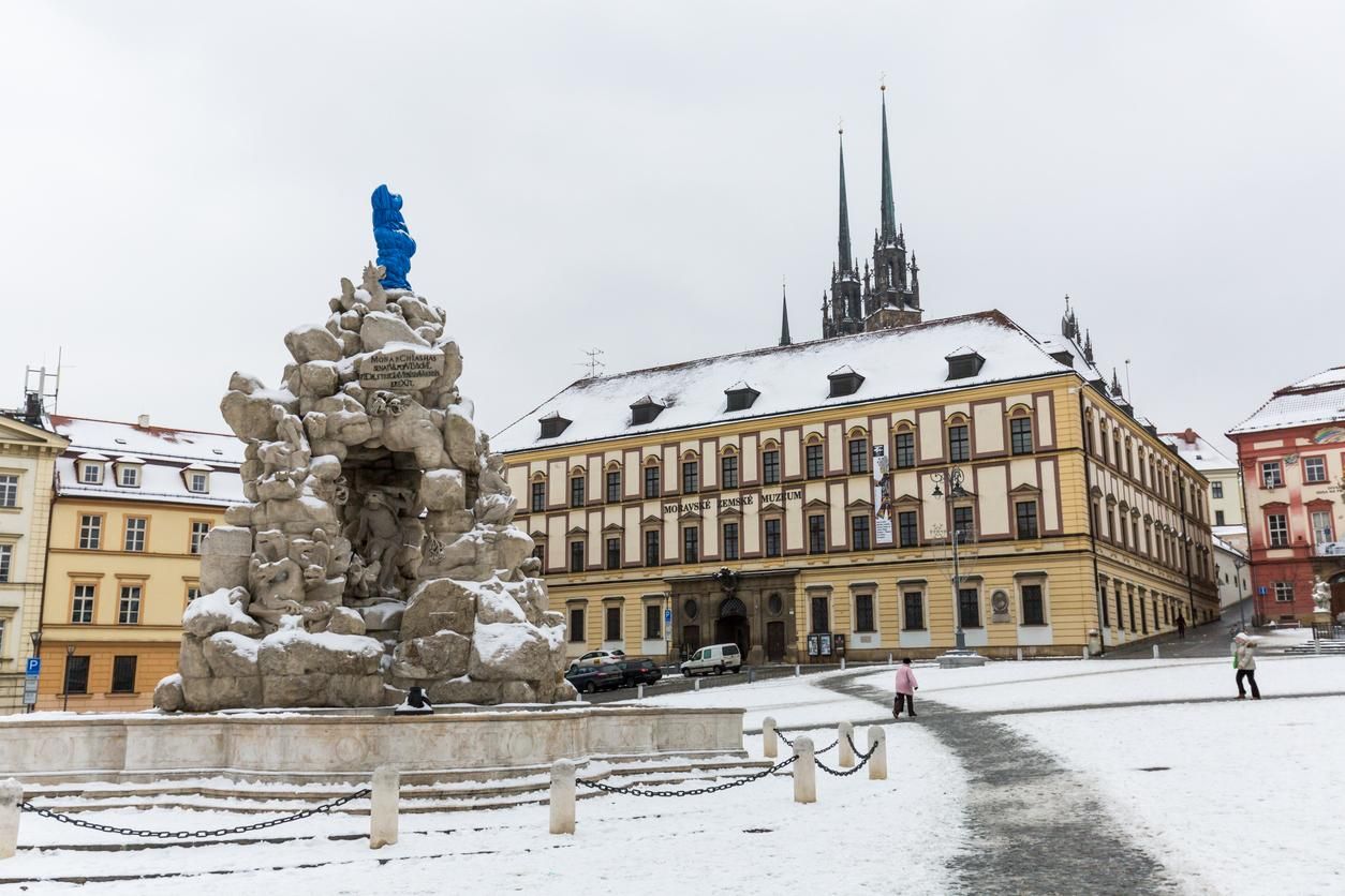 La plaza del Ayuntamiento de Brno nevada