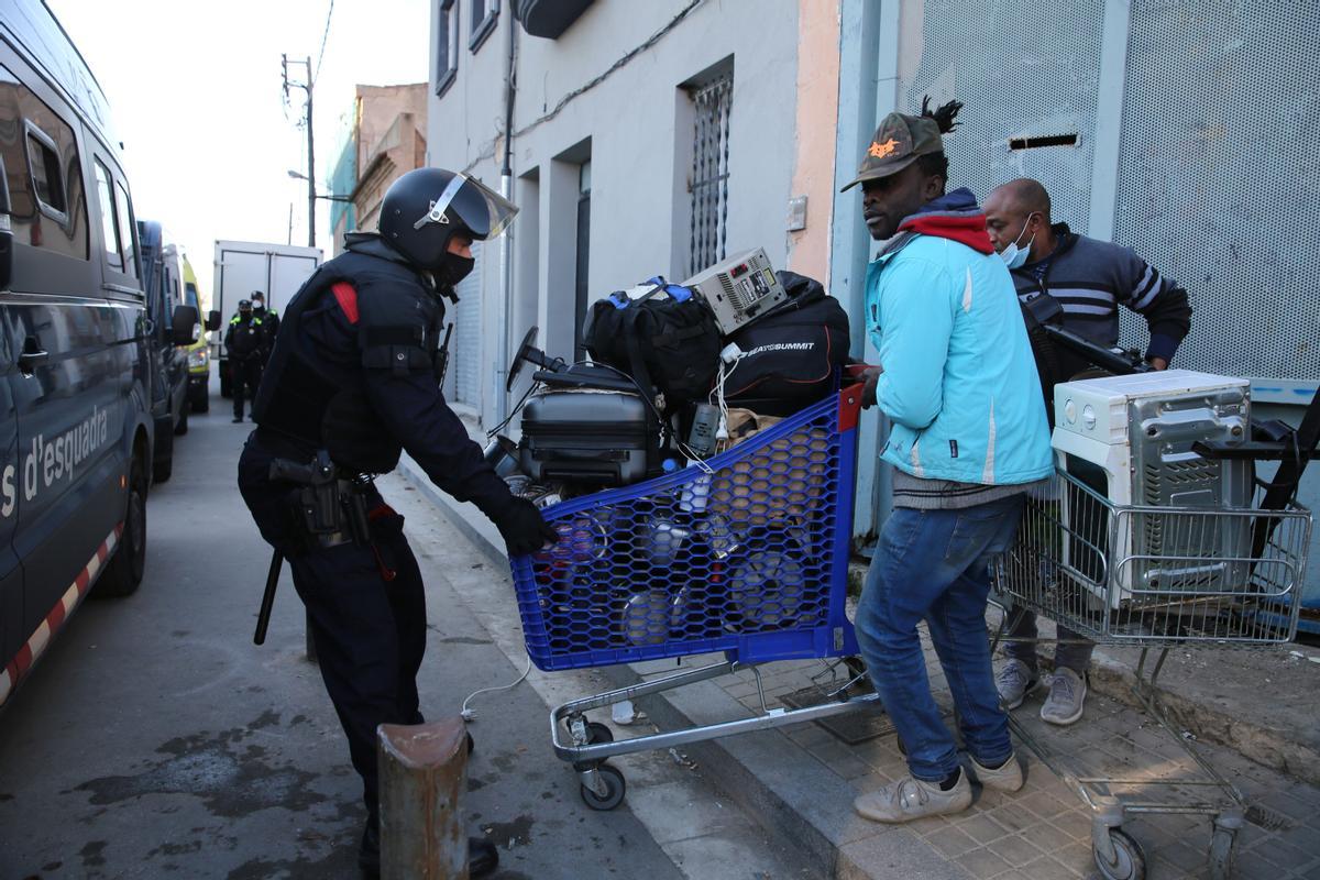 Salida de la vivienda, al ser desalojada por los Mossos.