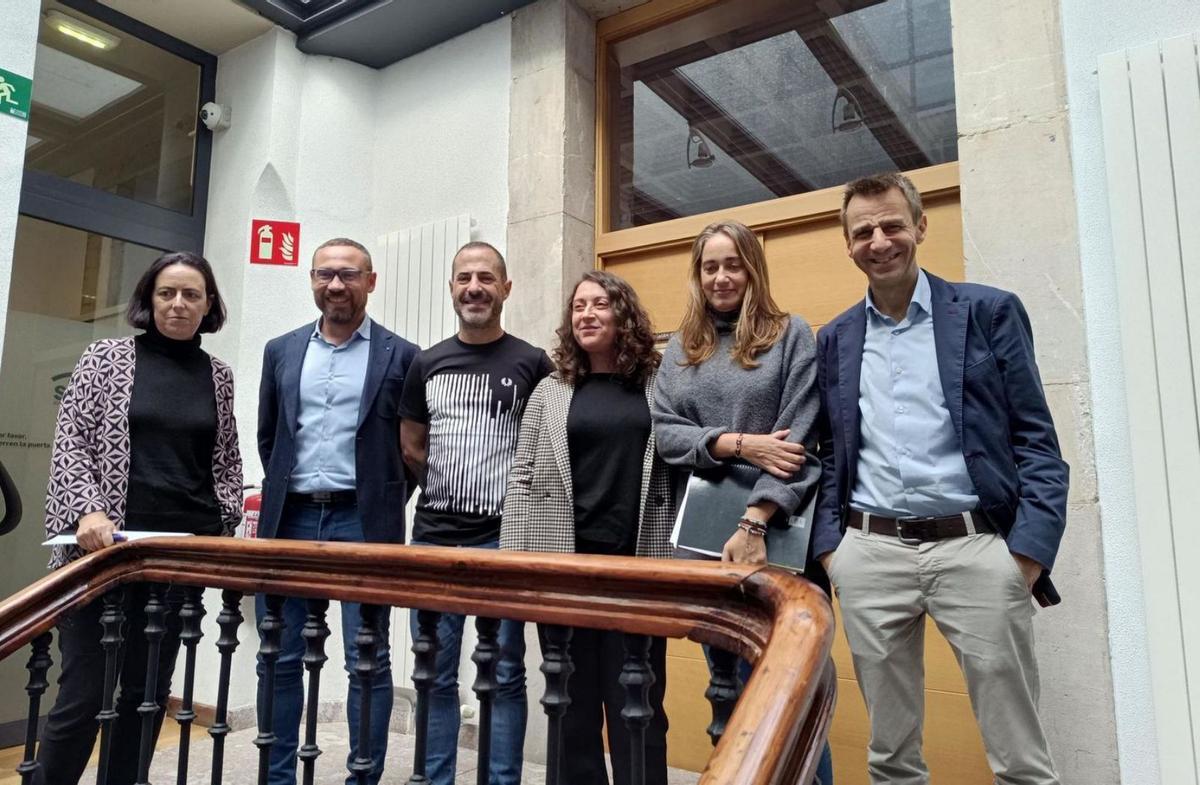 Por la izquierda, Marta Piquero, César Valmasera, Ángel García, Andrea Barredo, Marta Rodríguez e Indalecio González, ayer, en el Ayuntamiento de Siero, durante el acto de adhesión al programa europeo.