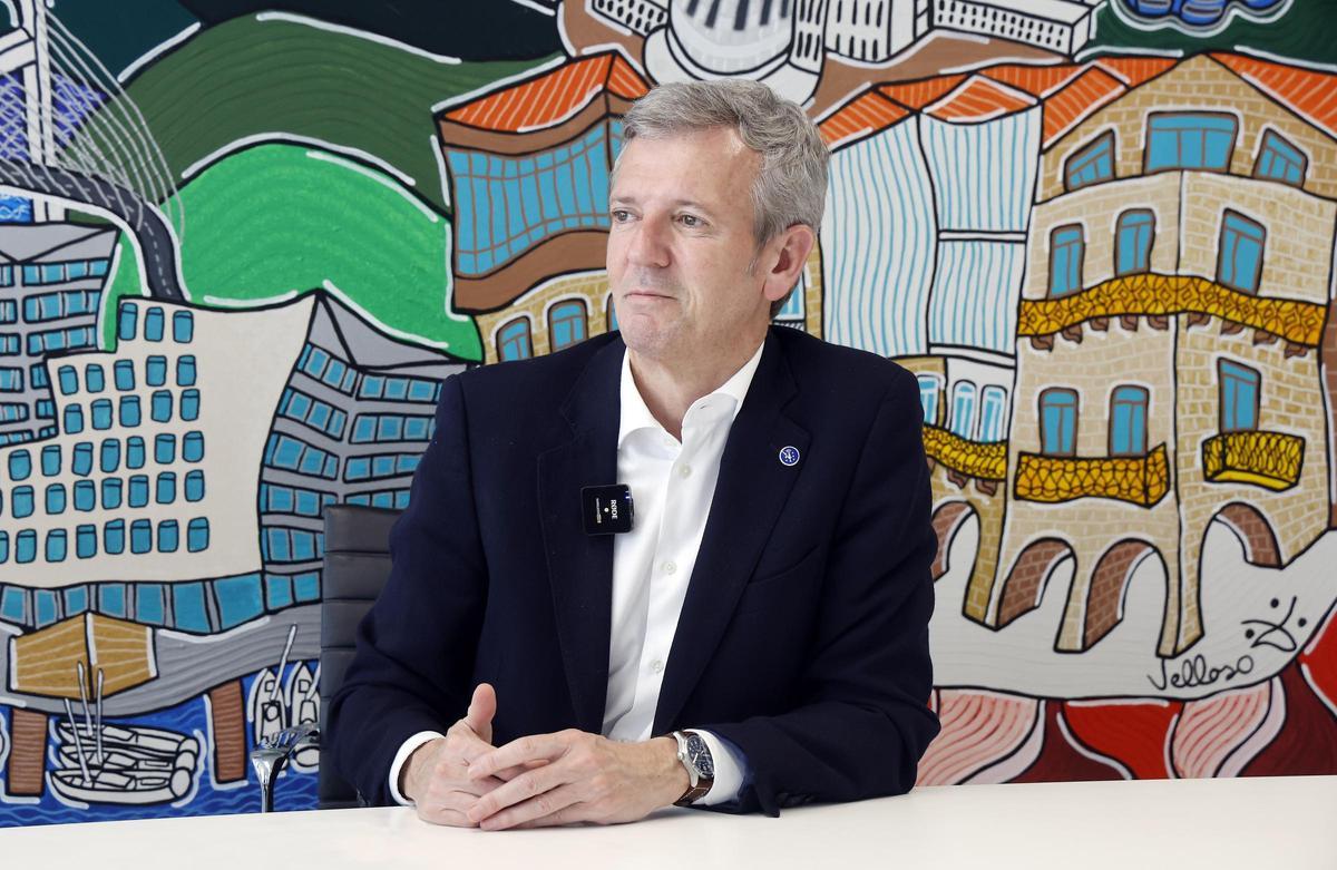 El presidente de la Xunta de Galicia, Alfonso Rueda, durante la entrevista en la sede de Vigo.