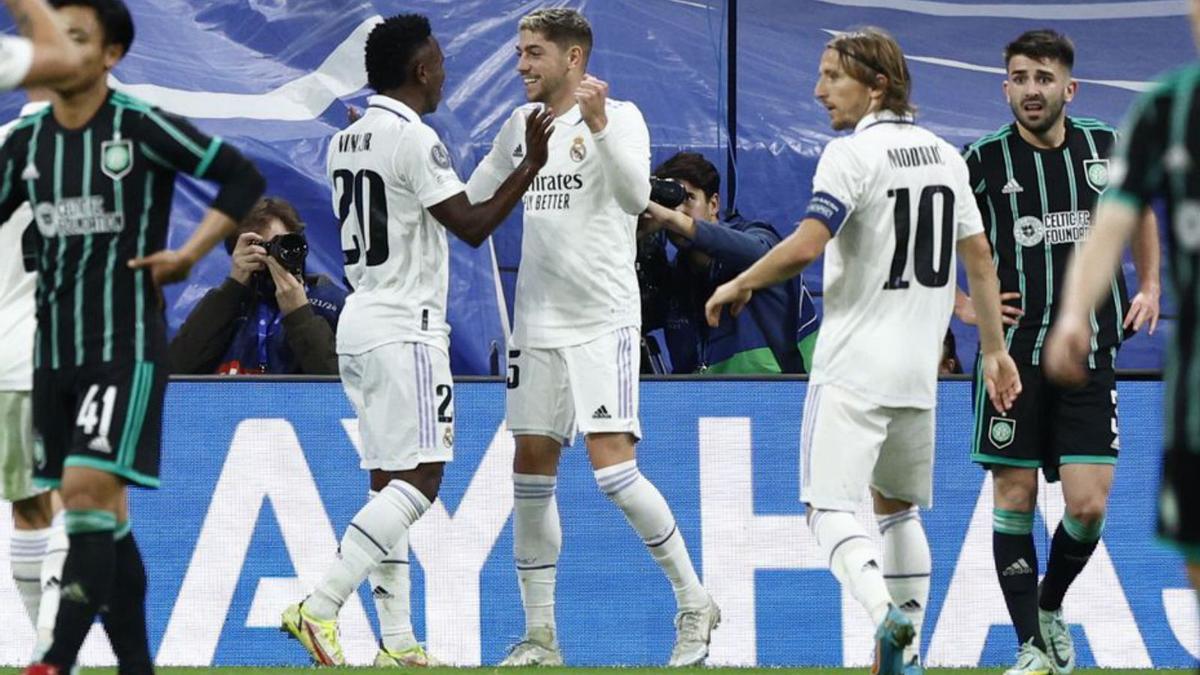 Els jugadors del Madrid celebren el gol de Vinicius. | EFE/RODRIGO JIMÉNEZ