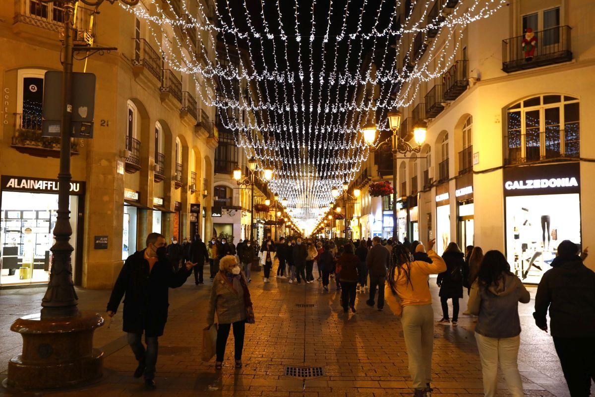 Las luces de Navidad iluminan Zaragoza