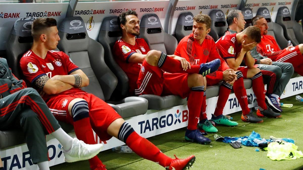 Los jugadores del Bayern Múnich, abatidos tras perder la final de Copa.