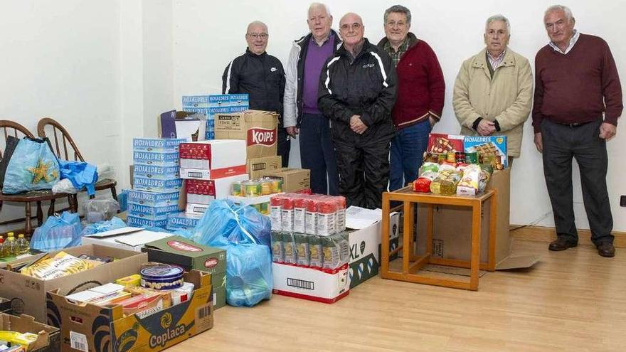 Miembros de la asociación con los alimentos donados. // Cristina Graña