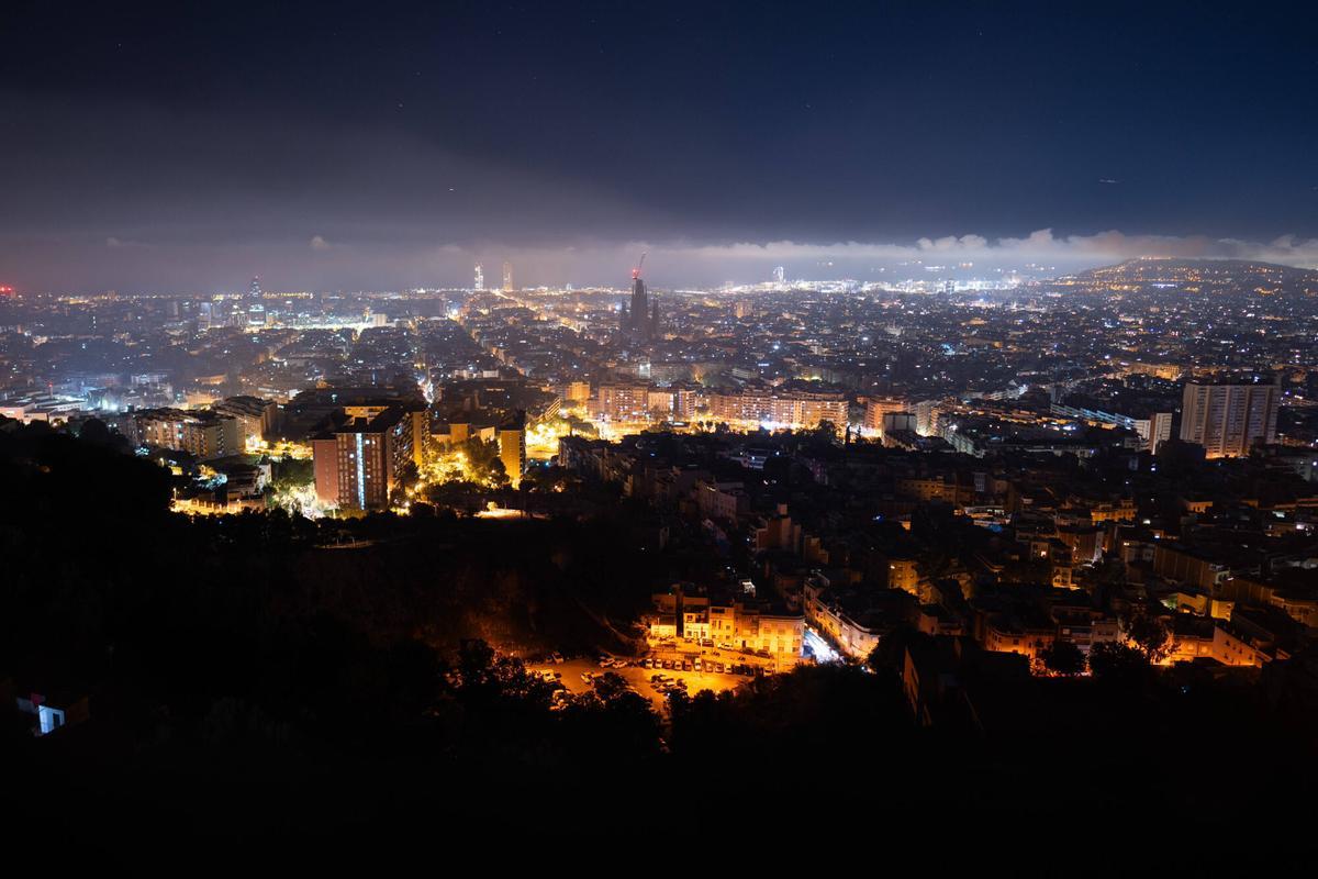 BARCELONA 28/04/2025 Sociedad. Vista de la ciudad de barcelona con varias calles y casas a oscuras, sobretodo en zonas como el clot, poble nou y eixample. Media noche en la ciudad el día que hubo el apagon electrico en españa. FOTO de ZOWY VOETEN