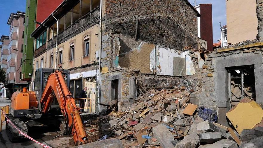 El edificio derribado en la avenida de la Vega, en El Entrego.