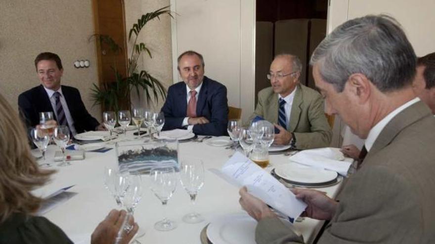 El conseller de Justicia, ayer entre el juez decano y el presidente de la Audiencia.