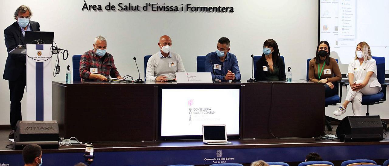 Miguel Lázaro, Juan Nieto, Tomás Quesada, Chechu Enrique, Carolina Alcaraz, Verónica León y Rosa Planells, en la presentación. | JUAN A. RIERA