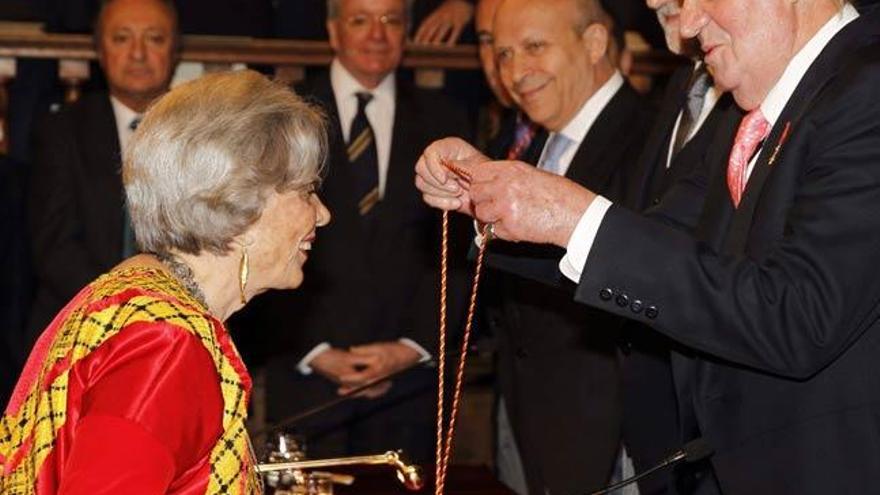 El rey Juan Carlos condecora a Elena Poniatowska. / EFE