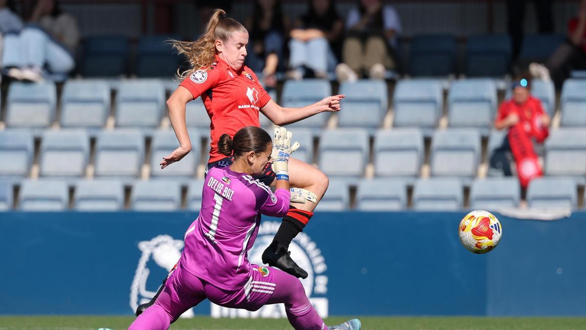 Delia Baz detiene la incursión de una jugadora rival durante un partido.