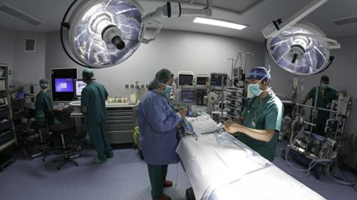 En quirófano 8Un equipo médico realiza todos los preparativos antes de una intervención.