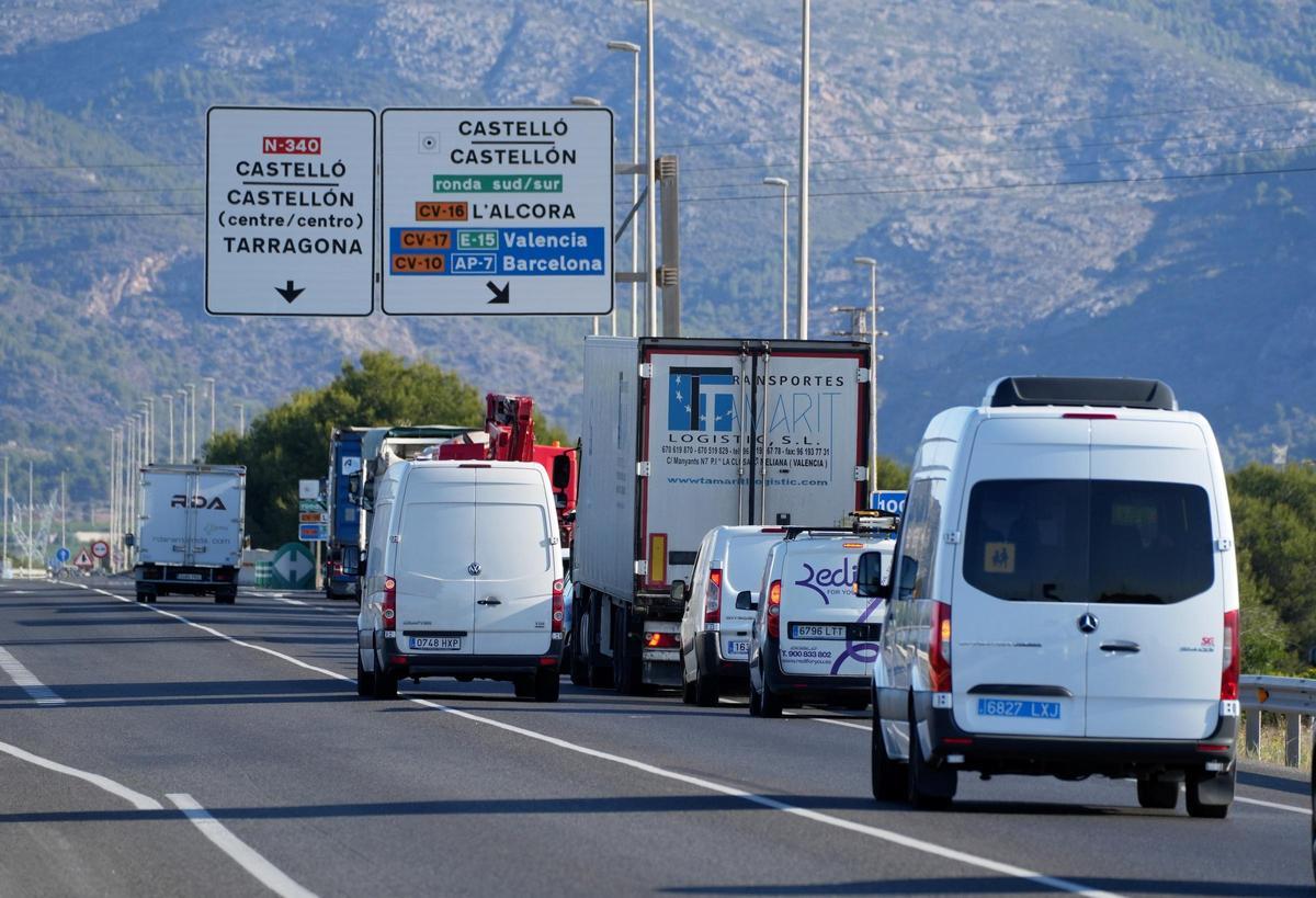 Vehículos a su paso por una de las carreteras de Castellón.