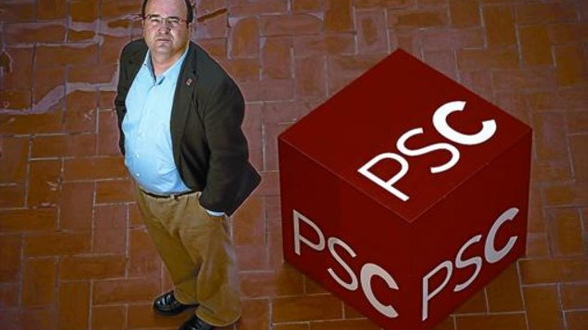 El viceprimer secretario y portavoz del PSC, Miquel Iceta, en la terraza de la sede de los socialistas catalanes, en Barcelona.