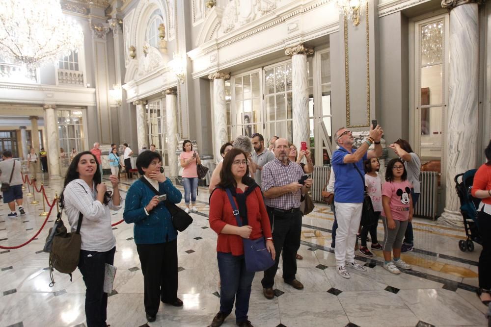 Visita a la Real Senyera en el Ayuntamiento