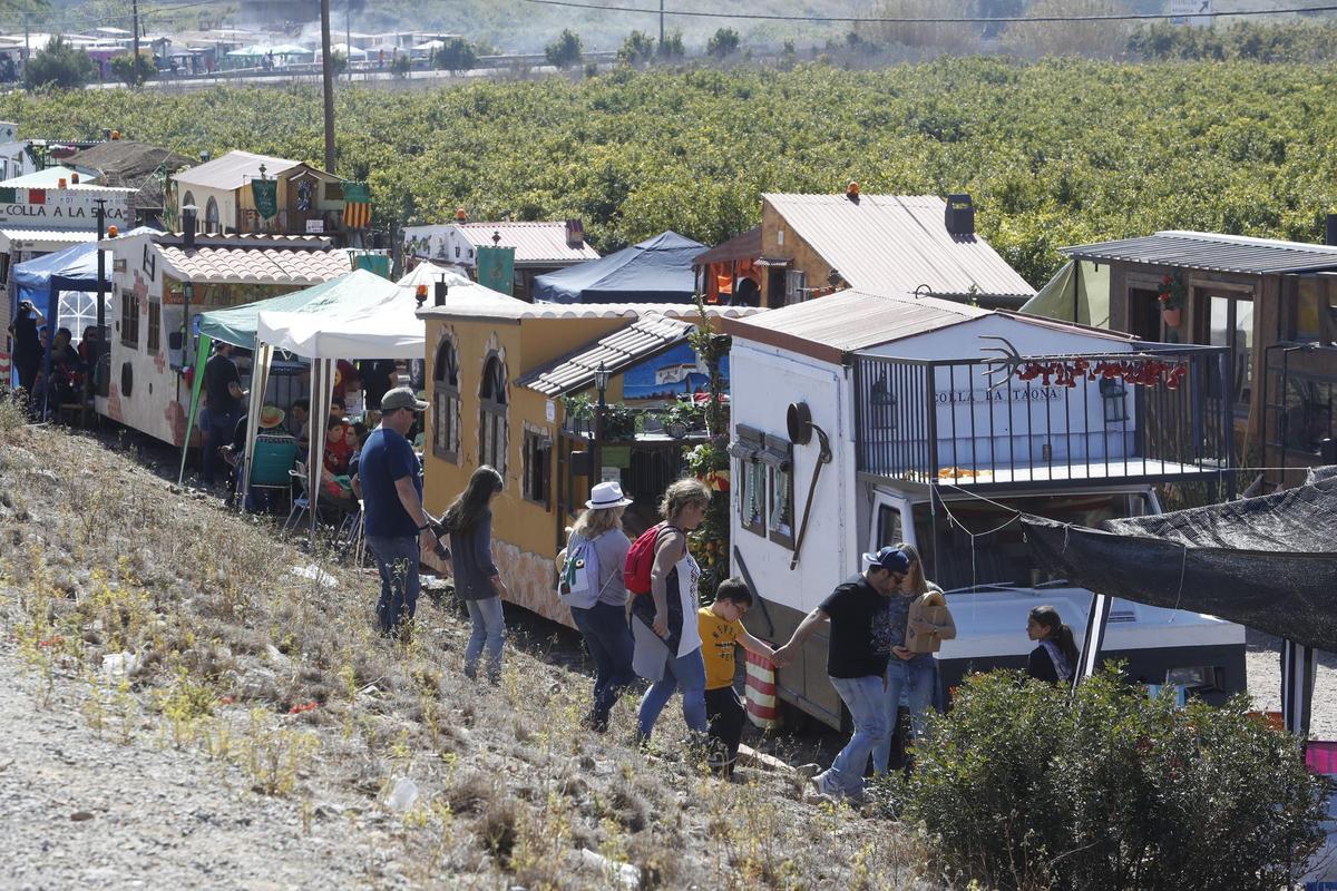 Carros engalanados hacia la ermita.