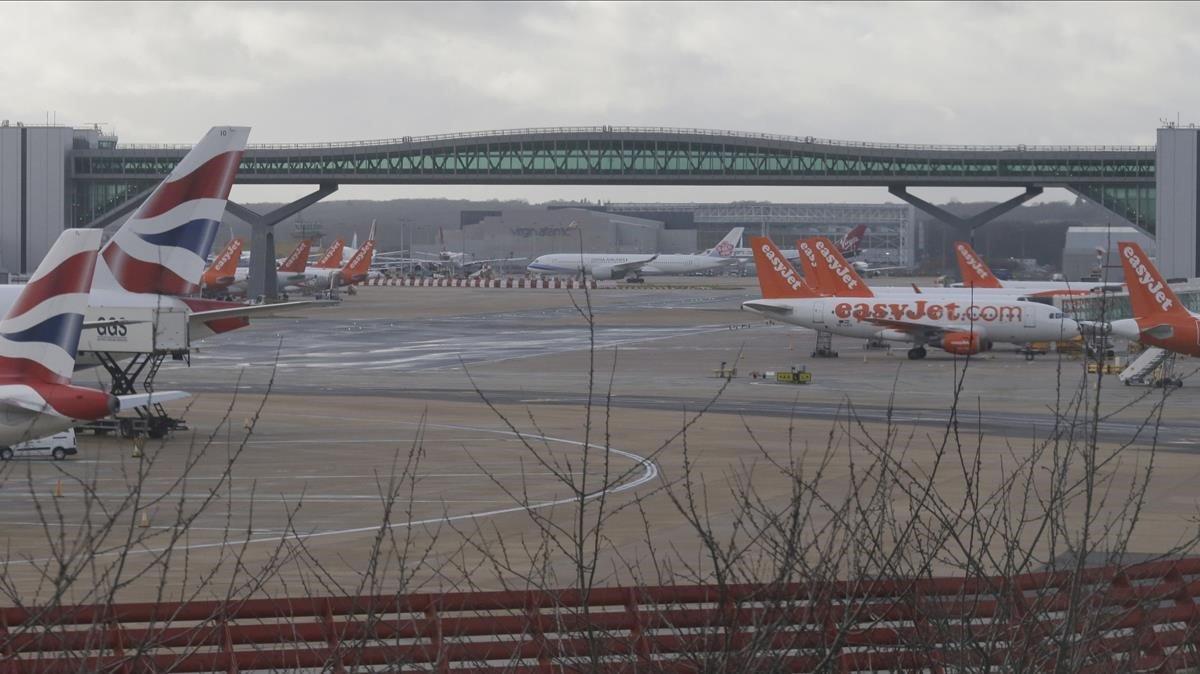 lainz46320739 planes are grounded at gatwick airport near london as the 181220173024 lainz46320739 planes are grounded at gatwick airport near london as the 181220173024