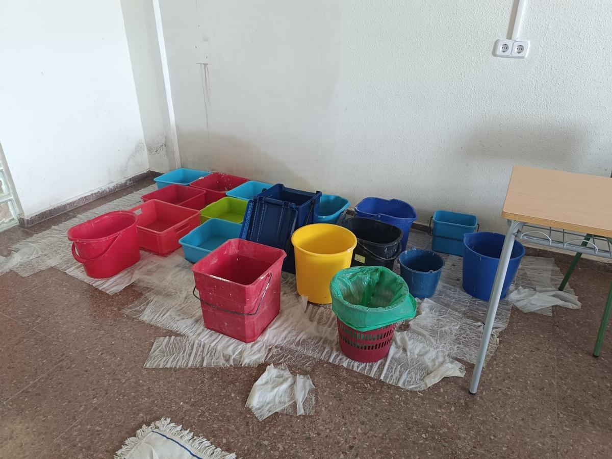 Imagen difundida por el PSOE en el que se ven cubos para recoger el agua de las goteras.