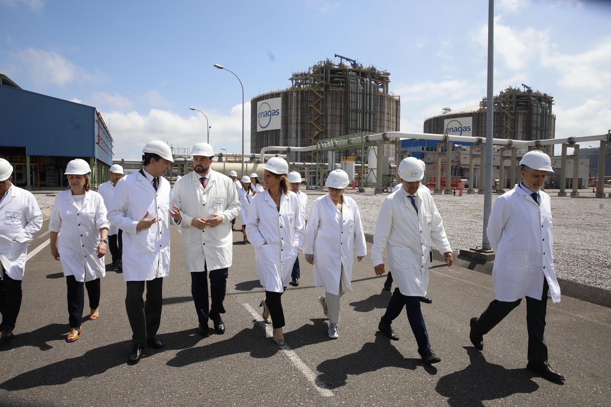 Teresa Ribera visita la planta regasificadora de El Musel