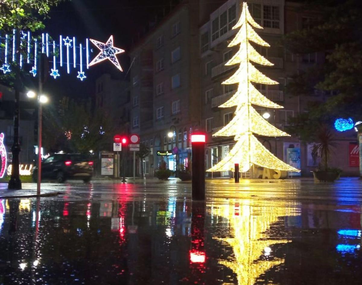 La decoración en el centro de Cangas.   | // GONZALO NÚÑEZ