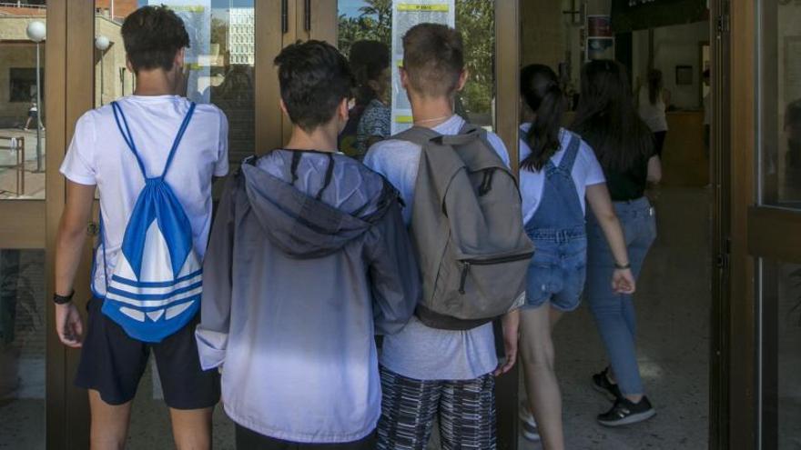 Alumnos revisan el listado de admitidos en un instituto