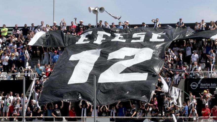 Imagen de las gradas del Cartagonova en el choque ante el Rayo Majadahonda.