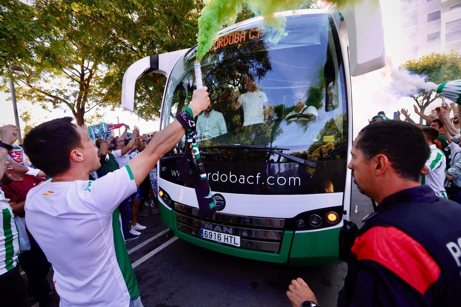 Barcelona Atlétic-Córdoba CF | El recibimiento al equipo de la afición cordobesista, en imágenes