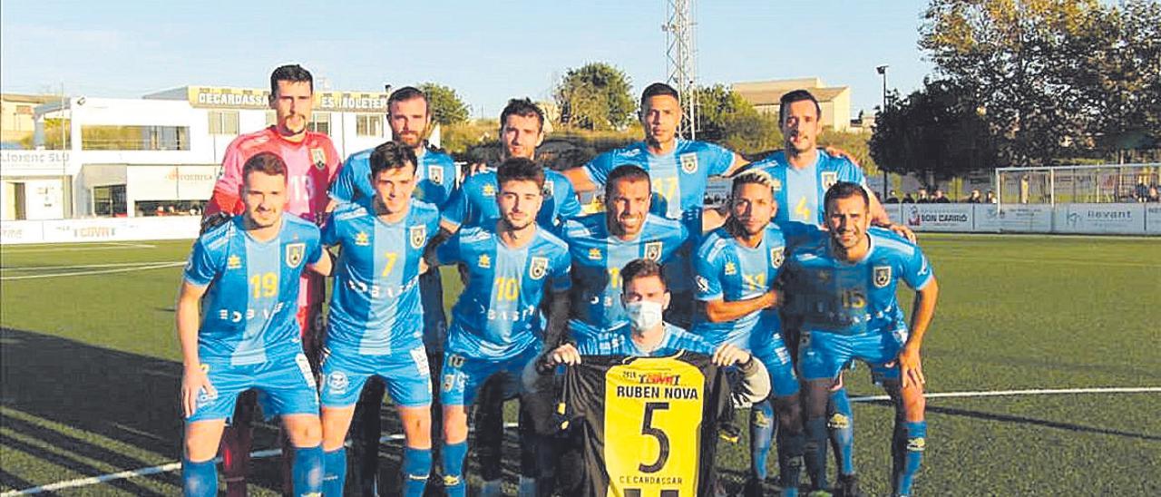 El Andratx posa con la camiseta de Rubén Nova que le regaló  el Cardassar.