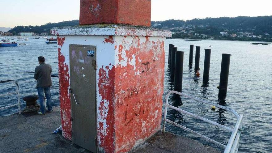 Los pivotes instalados para la barrera atenuante de oelaje en el muelle de Aldán. // G.N.