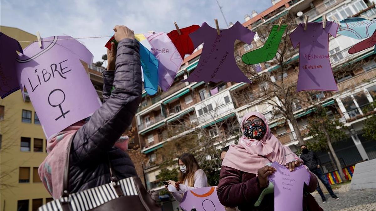 Madrid  08 03 21  Concentracion por el 8-M en el barrio de Lavapies de mujeres de la Asociacion Paideia  FOTO  JOSE LUIS ROCA