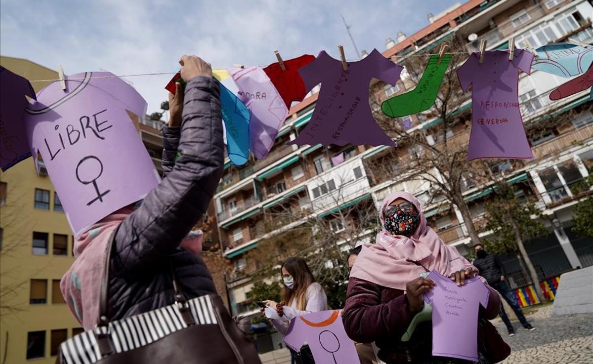 Concentración por el 8-M en el barrio de Lavapiés de mujeres de la Asociación Paideia.