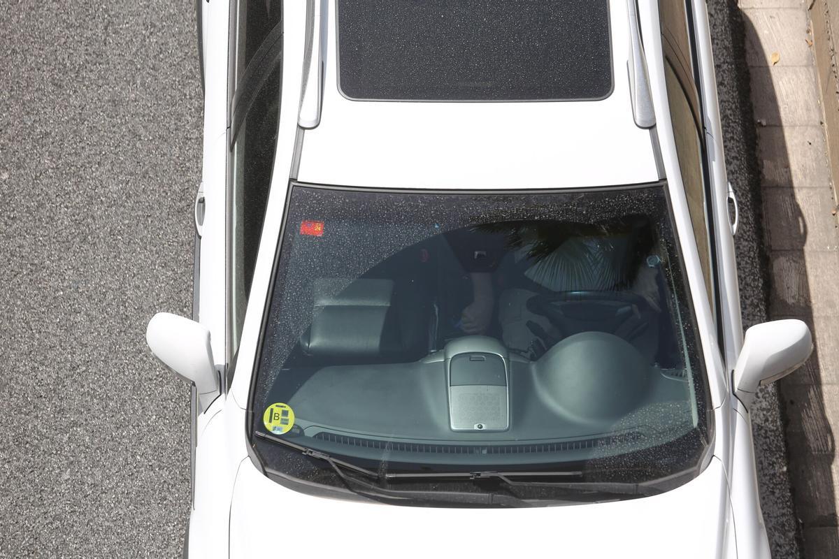 Un coche con la etiqueta B de la DGT.