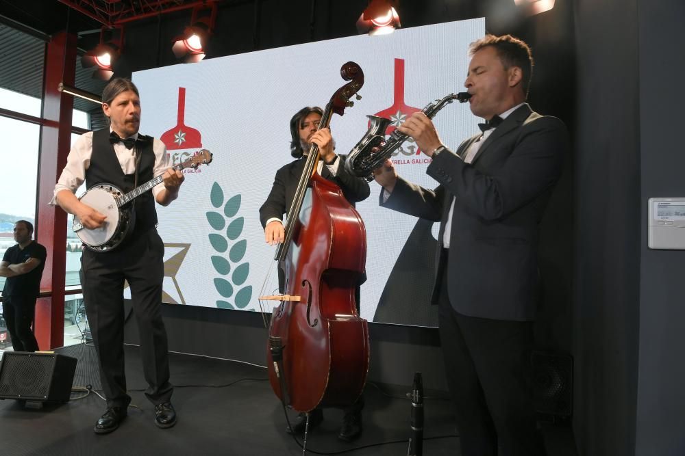 El presidente de la Xunta, Alberto Núñez Feijóo; el delegado del Gobierno, Javier Losada; y la alcaldesa de A Coruña, Inés Rey, participaron en un acto cargado de emoción y cerveza.