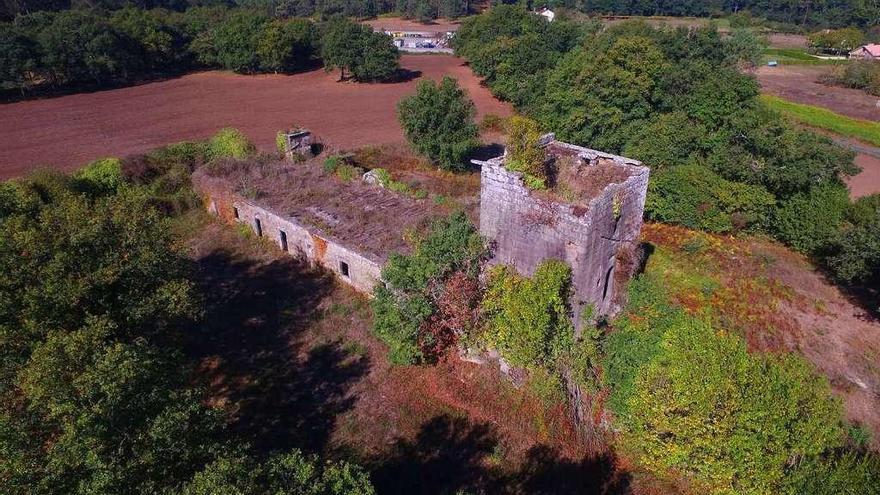 Una vista de A Torre y el Pazo de Guimarei, que el BNG pide que la Xunta ayude a recuperar. // Bernabé