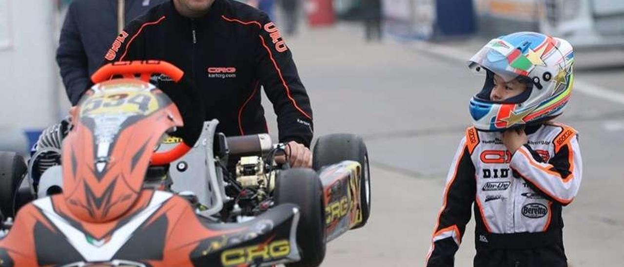 Christian Costoya junto a su padre, Marcos, con su nuevo kart de CRG Team. // Cedida