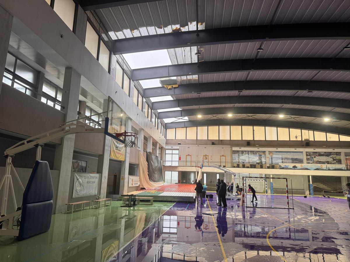 Estado en el que ha quedado el pabellón de Doña Mencía tras el paso de la borrasca Leonardo.